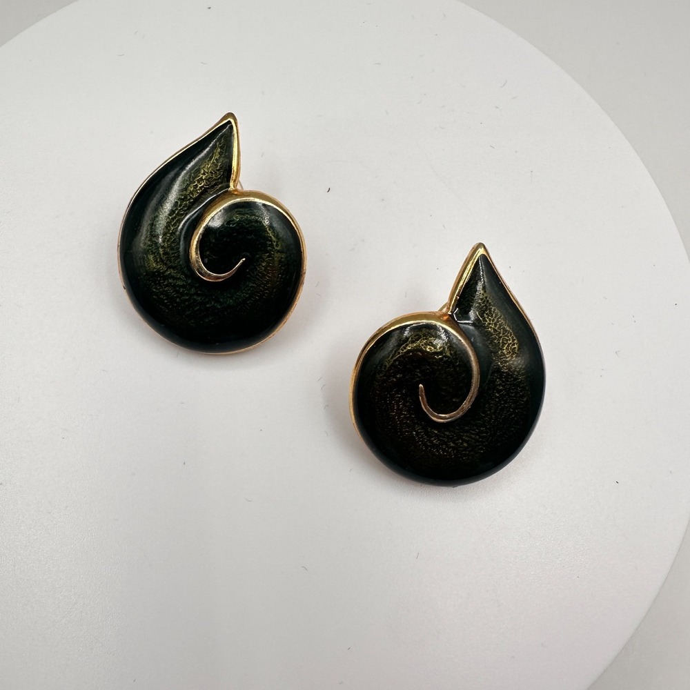 Vintage 80s Black Enamel Gold Tone Swirl Seashell Pierced Stud Earrings Jewelry